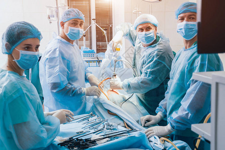 使用腹腔镜设备进行妇科手术操作的过程图片