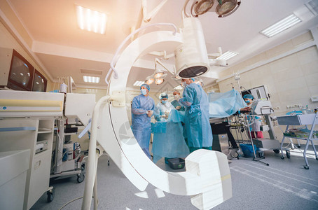 创伤外科手术的过程一组外科医生在手术室使用手术X射线设图片