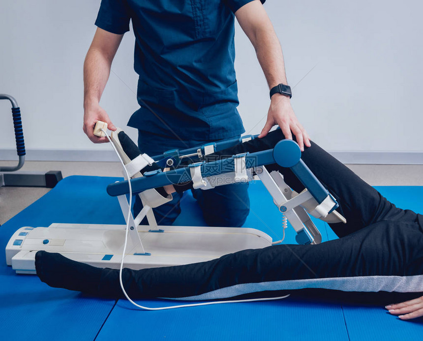 机器上的患者为踝关节和距下关节提供解剖学上正确的装置足部图片