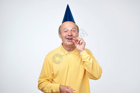 高年欧洲人吹着派对的喇叭图片