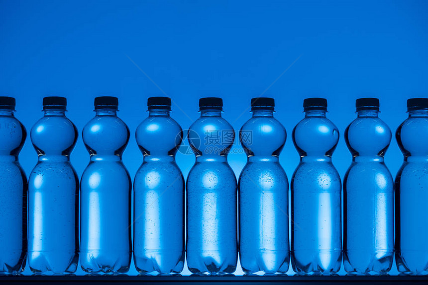 玻璃水瓶用背光蒙面蓝虹底的图片