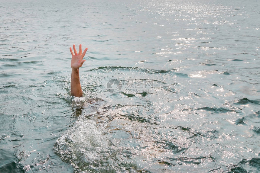 溺水者在水中求救的单手图片