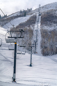帕克城山区滑雪场上方的滑雪缆车图片