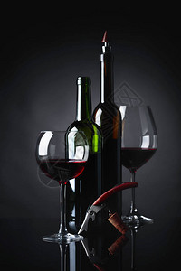 杯子和酒瓶红葡萄酒与cor图片