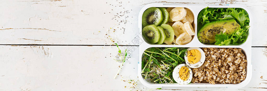 午餐盒配煮鸡蛋燕麦片鳄梨微绿色蔬菜和水果健康的健身食品带走便当盒图片