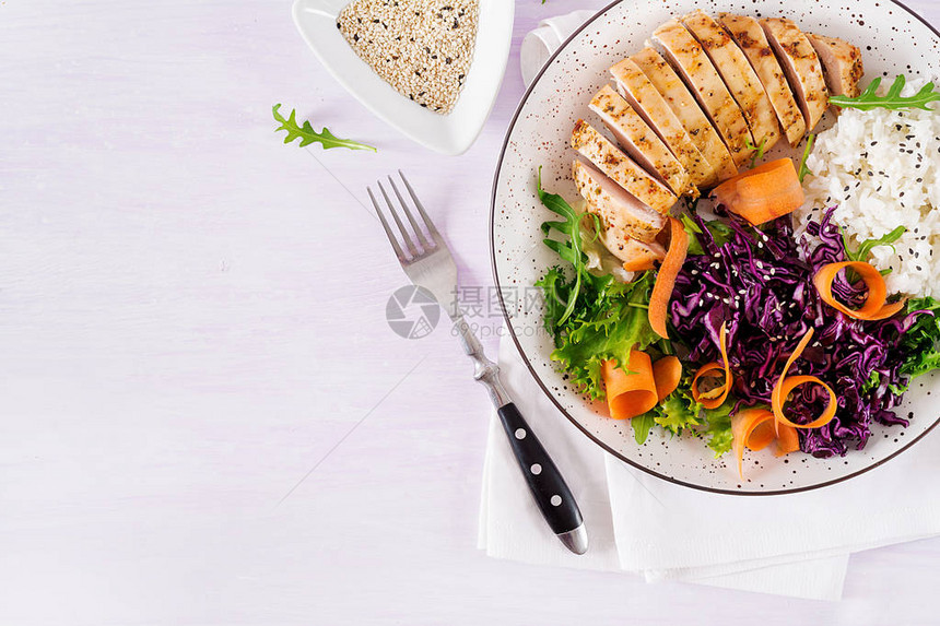 健康沙拉佛碗菜配鸡柳米饭红卷心菜胡萝卜新鲜生菜沙拉和芝麻健康均衡的图片