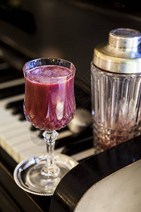 钢琴上的草莓鸡尾酒图片