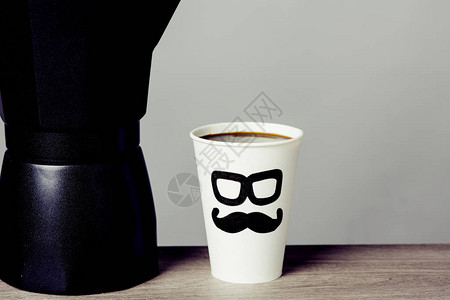 咖啡机和一次咖啡杯的特写图片
