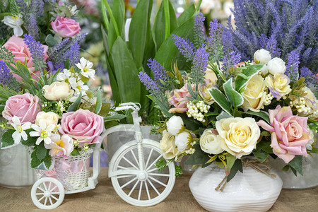 鲜花和白色自行车图片
