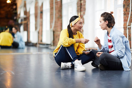 街舞聊天素材在训练间休息时向学习者提供咨询背景