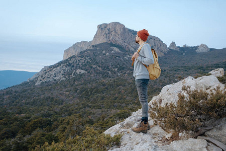 背着包在山里徒步旅行的人旅行生活方式成功概念冒险活动假期户外登山图片