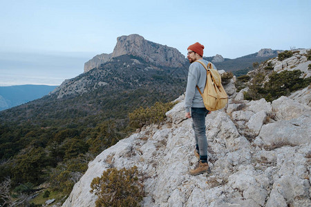 背着包在山里徒步旅行的人旅行生活方式成功概念冒险活动假期户外登山图片