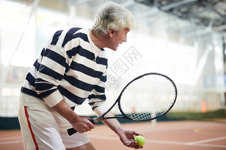 灰头发的网球运动员图片