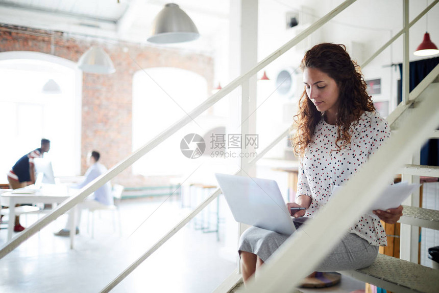 年轻女商人坐在楼梯台阶上图片