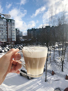 冬天背景下手拿牛奶的咖啡图片