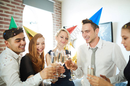 一群快乐的年轻朋友在庆祝其中一人生日时图片