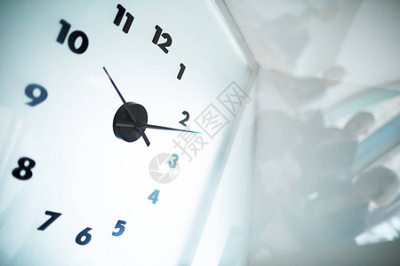 办公室或会议室的白色时钟显示10分钟后11分钟图片