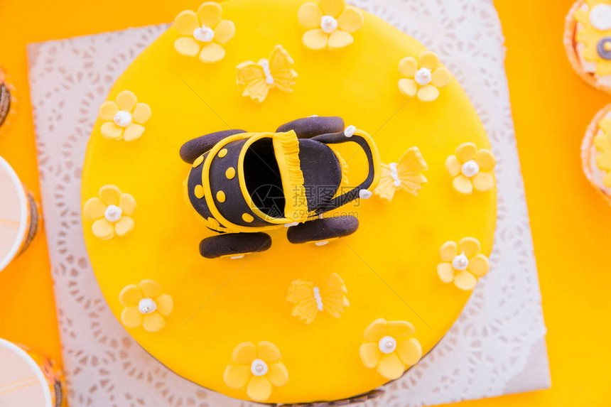 大黄蛋糕纪念孩子生日的照片Top图片
