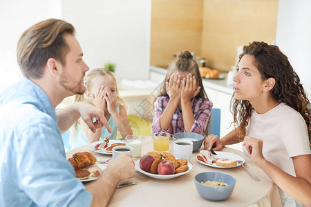 年轻恼怒的夫妇在早餐时吵架图片