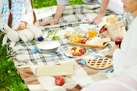 用于家庭野餐的新鲜草莓杏仁和桌布图片