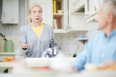 带着毛巾和丈夫在厨房交谈的恶毒金发图片