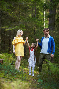 暑假周末家庭在森林散步时图片