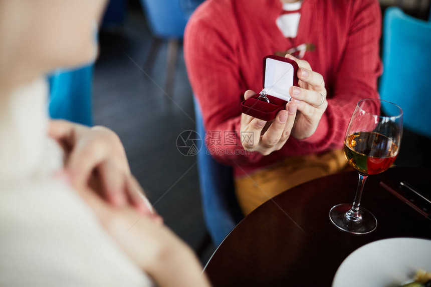 在餐厅浪漫约会时图片
