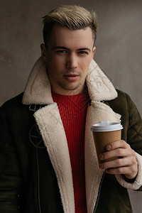 年轻有魅力的男人在咖啡馆里喝咖啡图片