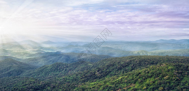 越南大叻山的日出图片