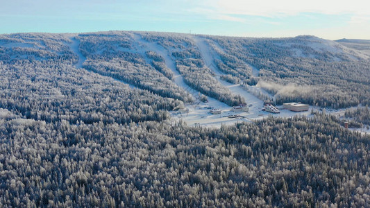 山坡滑雪基地的顶视图录像在晴朗的冬日图片