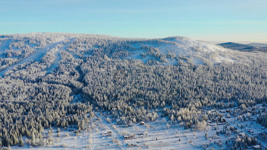 山脚下滑雪胜地的顶视图录像山脚下有滑雪场的僻静滑雪胜地在冬季很受欢迎冬季度假胜地滑雪场图片