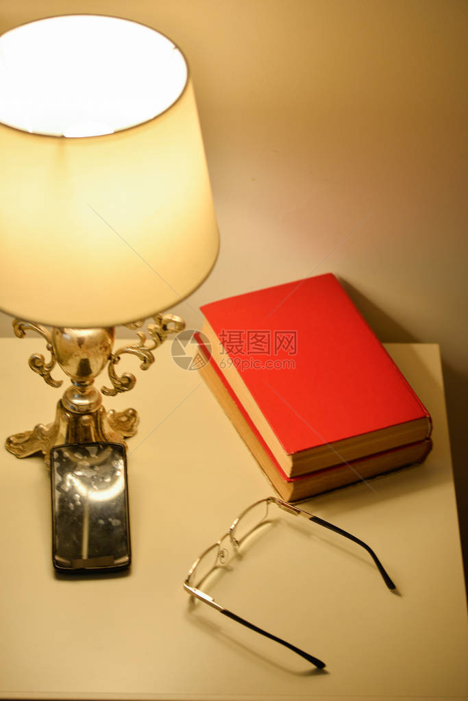 灯和书打开图片