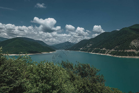 格鲁吉亚阿拉格维河沿岸的日间水库高清图片