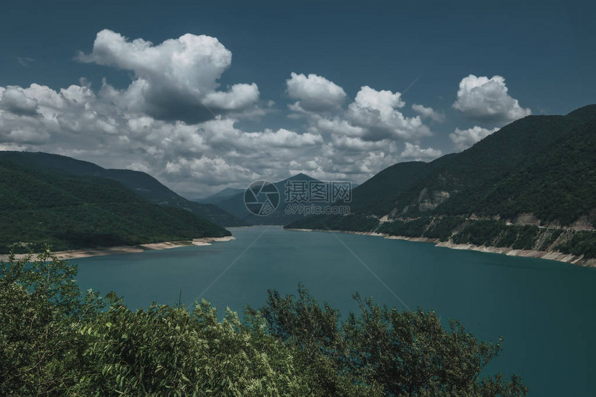 格鲁吉亚阿拉格维河沿岸的日间水库图片