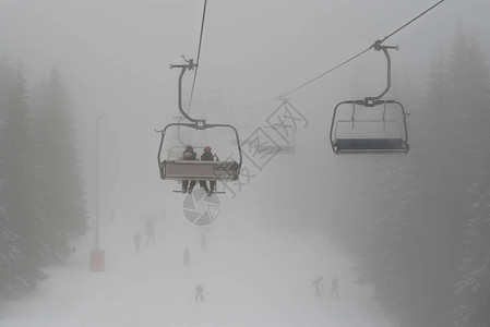 用滑雪脚底有深雾的滑雪支架在下面图片