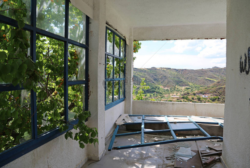 Skioni村被摧毁的旅馆的窗户上看到的景象图片