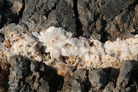 花岗岩中的白色大理石矿图片