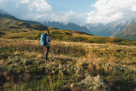 在佐治亚山上徒步旅行的女背图片