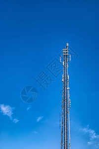 通信桅杆设置在蓝色的夏日天空图片