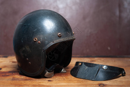 黑色古旧摩托车头盔经典头盔图片