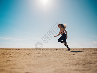 年轻运动女青年在沙滩图片