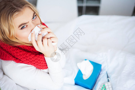 携带流感的女人躺在床上图片