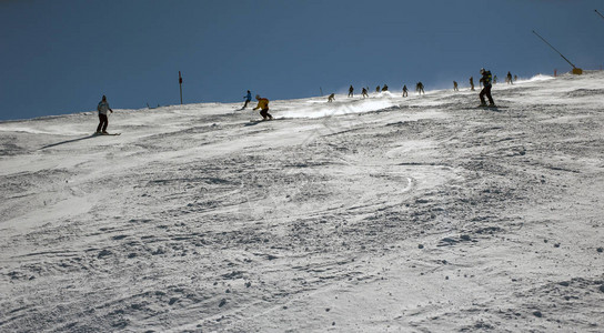 天空中许多滑雪者和滑雪者在图片