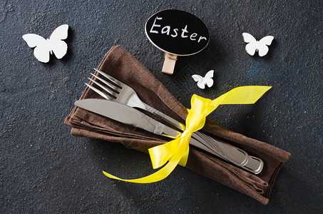 假日复活节晚宴的喜事桌设置在黑桌子上图片