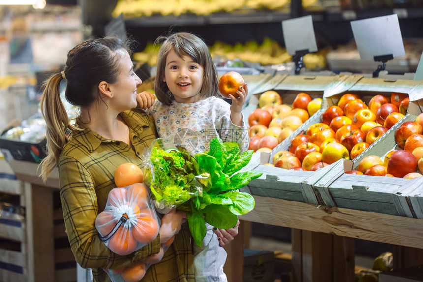 一家人在超市美丽的年轻妈和她的小女儿微笑着买食物健康饮食图片