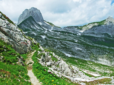 山脉的高山峰奥特曼图片