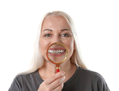 有完美的牙齿和白色背景放大剂的笑女人白图片