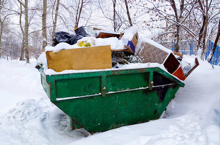 金属容器装满了垃圾冬图片