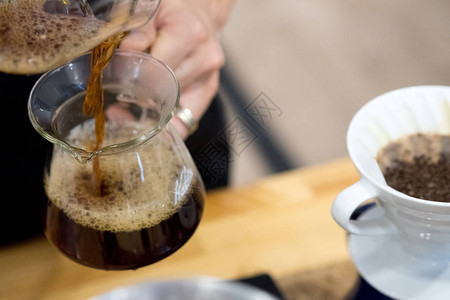 滴滤咖啡或倒出咖啡是一种将水倒在过滤器中的烘焙磨碎咖图片