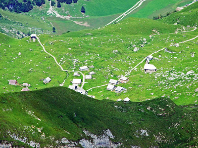 Alpstein山脉坡和Thur河谷的乡村传统建筑和牲畜农场图片